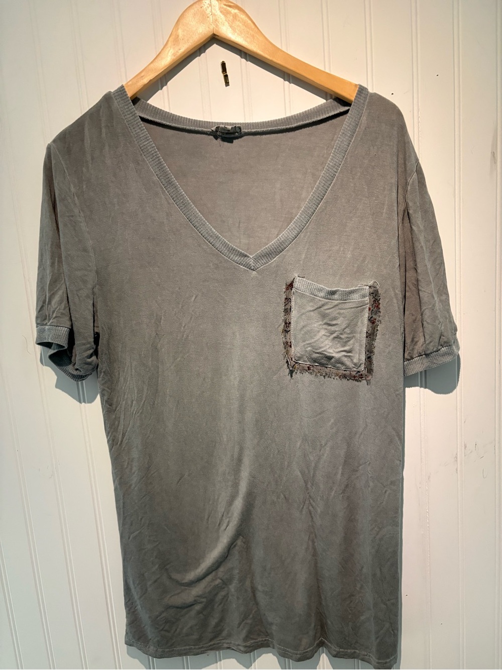 POL size L Vintage-Style V-Neck Pocket Tee - Gray EUC